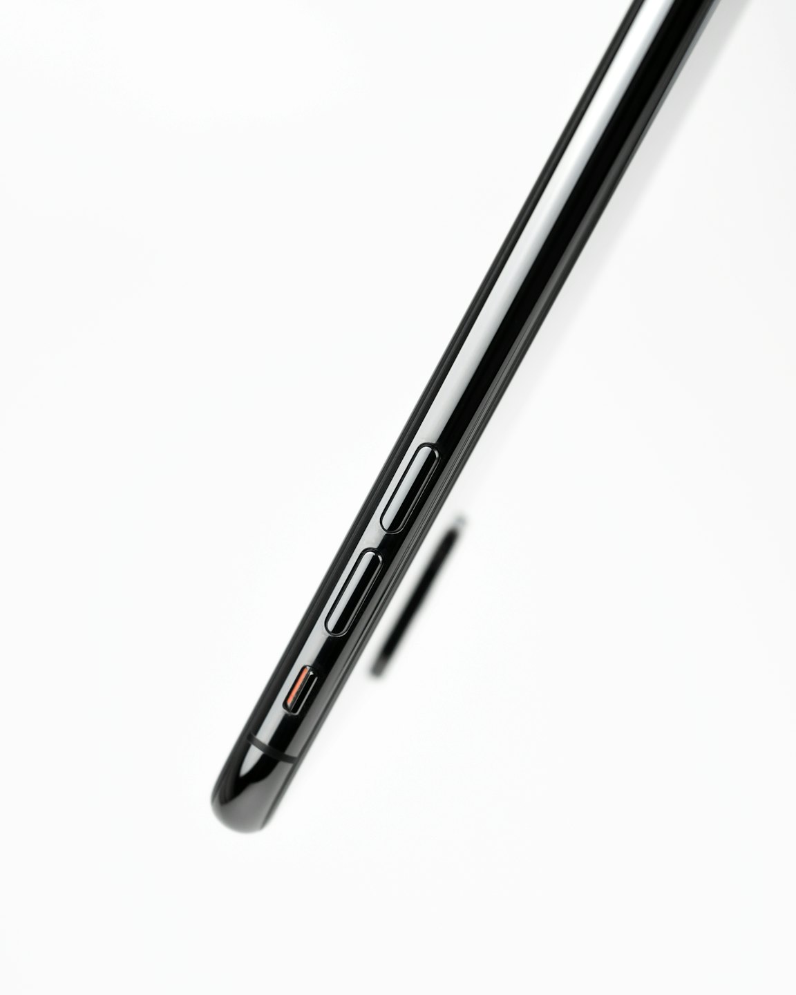 Smartphone noir montrant le bouton d'alimentation et le commutateur de sourdine rouge.